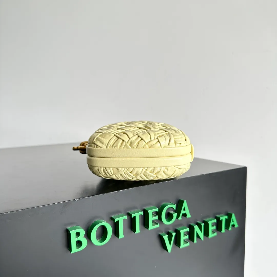 Batch 1860 BV Knot | The classic return of the evening bag. Original leather ➕ Stainless steel hardware ➕ 24k real gold plating ➕ Fully handmade. Those who know the history of our brand should have heard that the knot is a story of Bottega Veneta, and it is also one of the more important design elements. Matthieu Blazy's work this season sublimates Knot's classics, with a new knot design and a woven shoulder strap, plus Fouland Intreccio's weaving technology, adding some fashion to the retro and nostalgic feel of the past. Style number: 717622 Size: 20.5*6*12.5